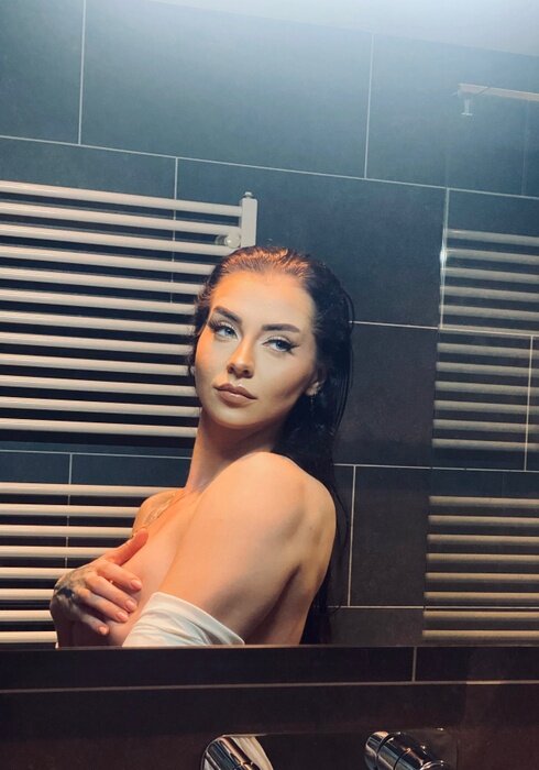 Merel (@mereladriana), OnlyFans creator