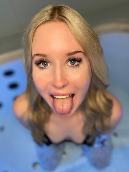 Miapeach (@mia_peach), OnlyFans creator