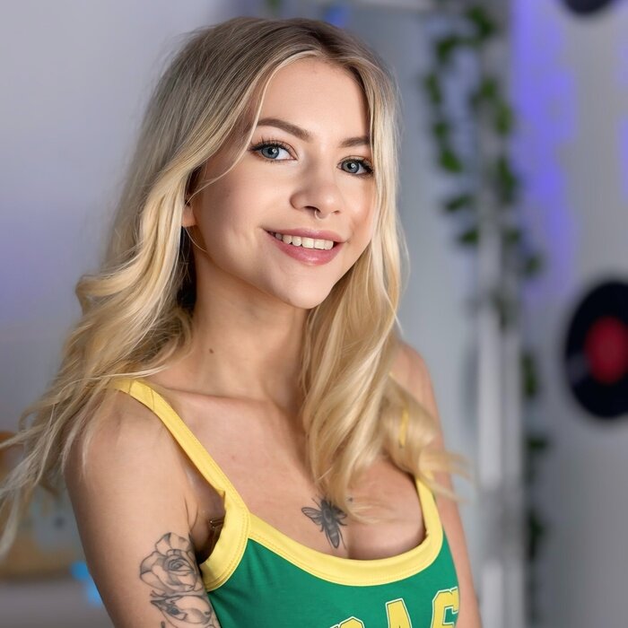 Mia (@mia_shine), OnlyFans creator