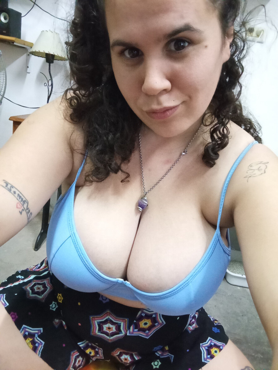 Mia (@miabigtitss), OnlyFans creator