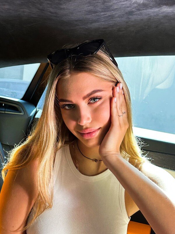 Mia (@miariccireal), OnlyFans creator