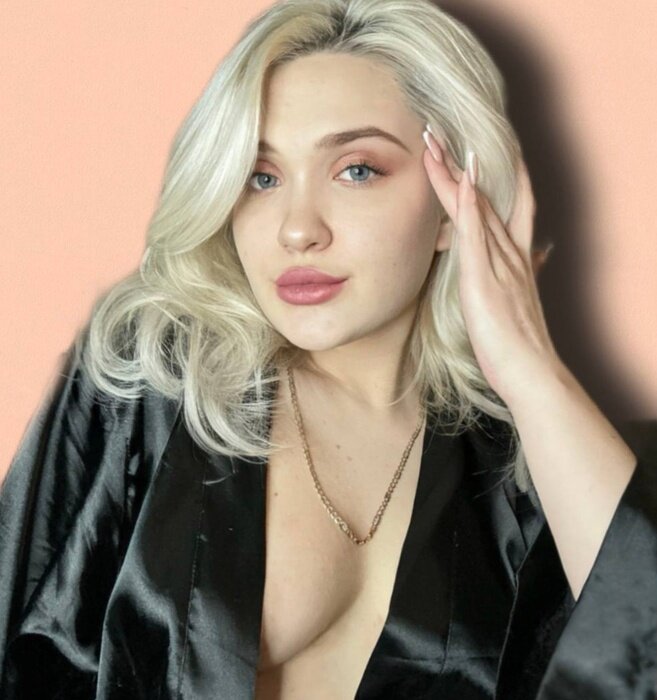 Mia (@miawhiteee), OnlyFans creator
