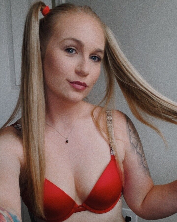 Milkyblonde (@milkyblonde), OnlyFans creator