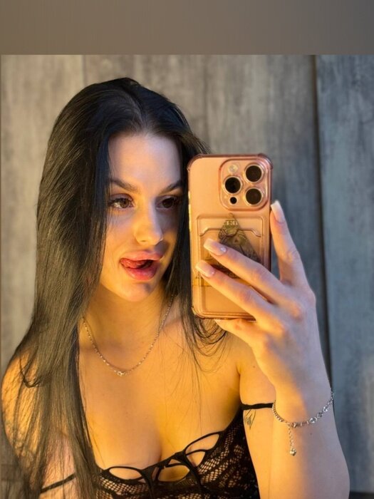 Miracandid (@miracandid), OnlyFans creator