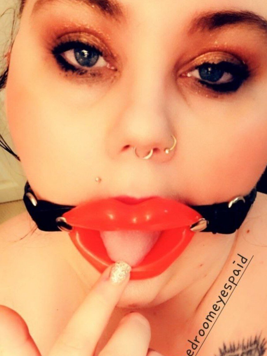 Missbedroomeyespaid (@missbedroomeyespaid), OnlyFans creator