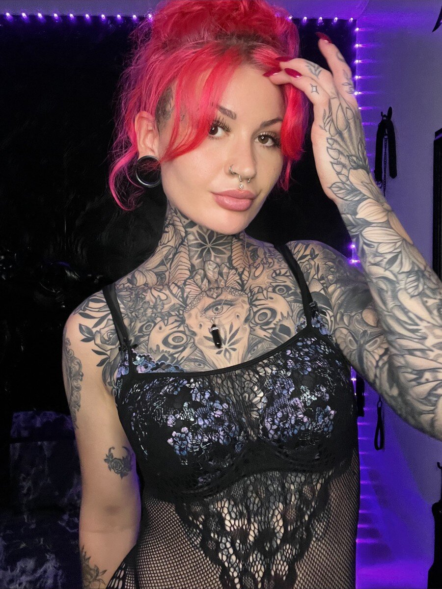 Misshollyhell (@misshollyhell), OnlyFans creator