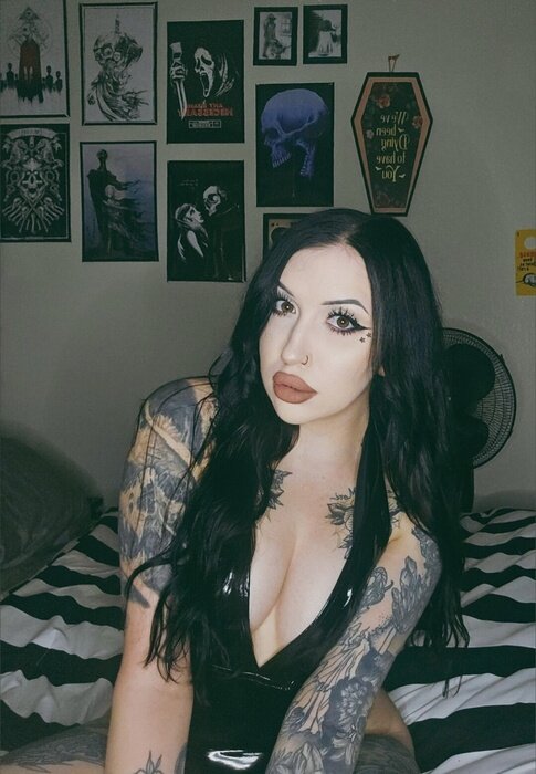 Missm0rticia (@missm0rticia), OnlyFans creator
