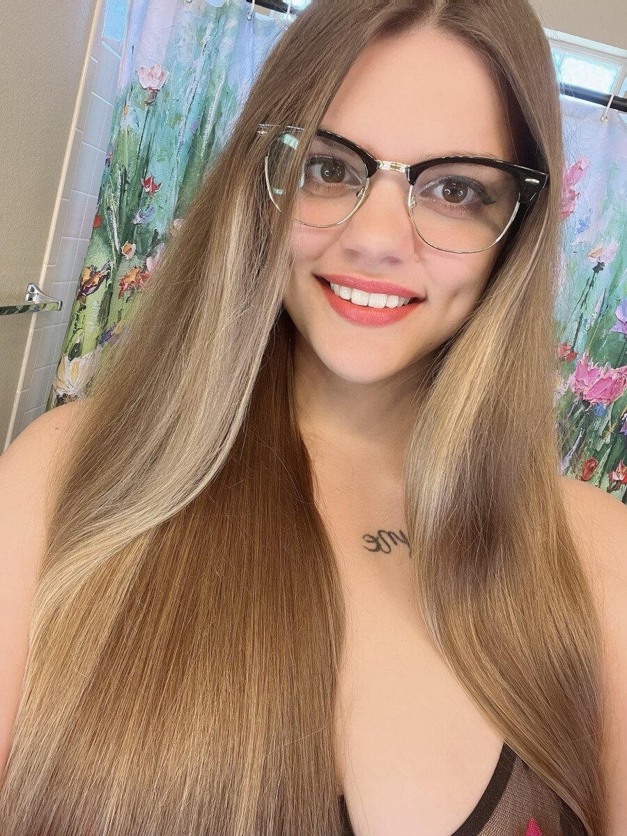 Mollymariexo (@mollymariexo), OnlyFans creator