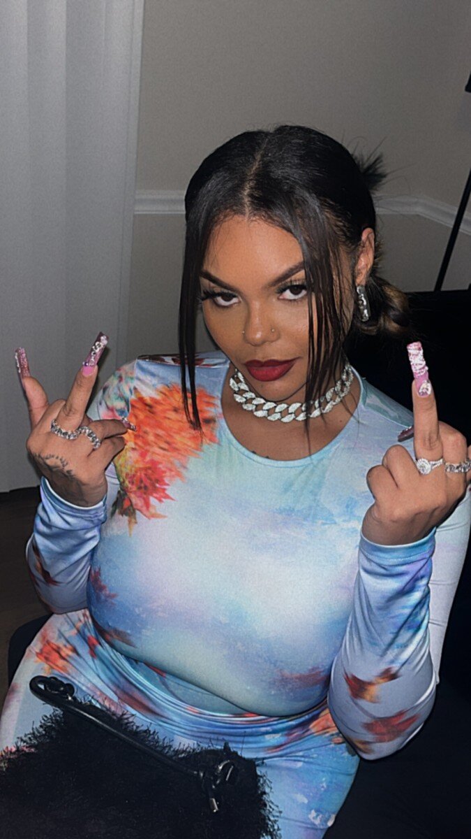 Mollyvsashley (@mollyvsashley), OnlyFans creator
