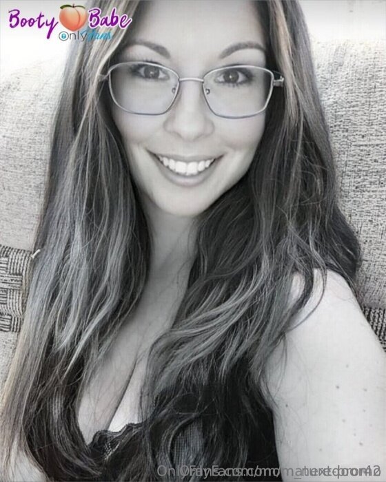 Momnextdoor42 (@mom_nextdoor42), OnlyFans creator