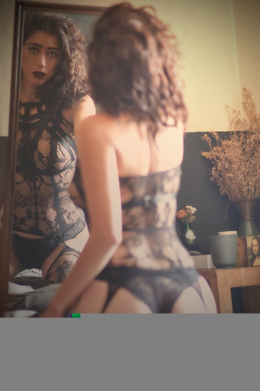 Monvalenzuela (@mon_valenzuela), OnlyFans creator