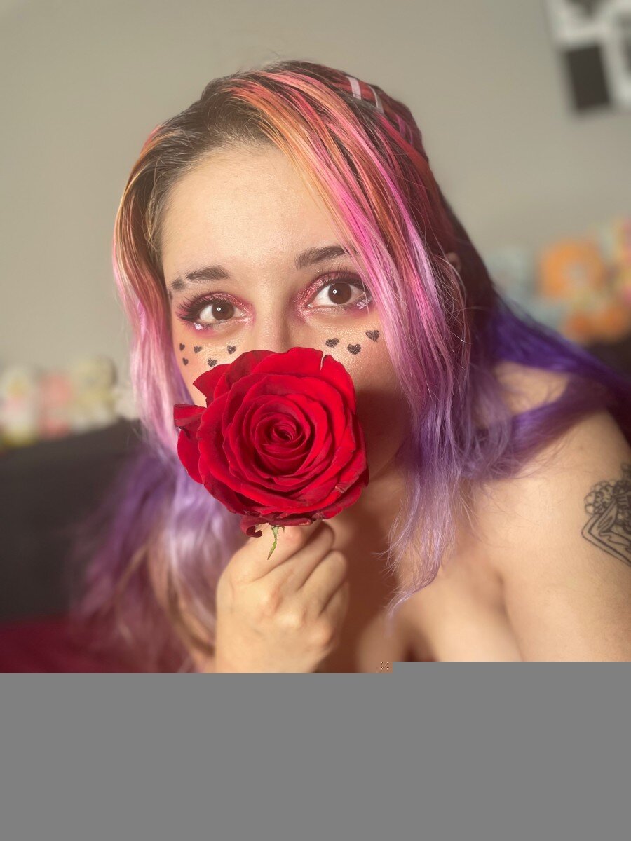 Monaismoaning (@monaismoaning), OnlyFans creator