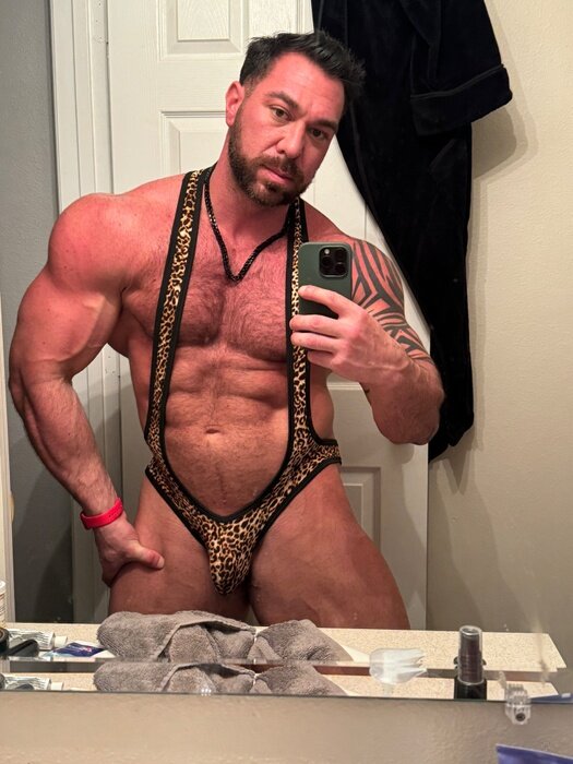 Mruncutmuscle (@mr.uncut.muscle), OnlyFans creator