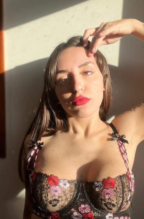 Nadiabella99 (@nadiabella99), OnlyFans creator