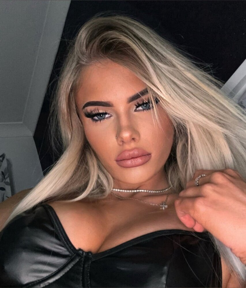 Naughtyblondexx (@naughtyblondexx), OnlyFans creator