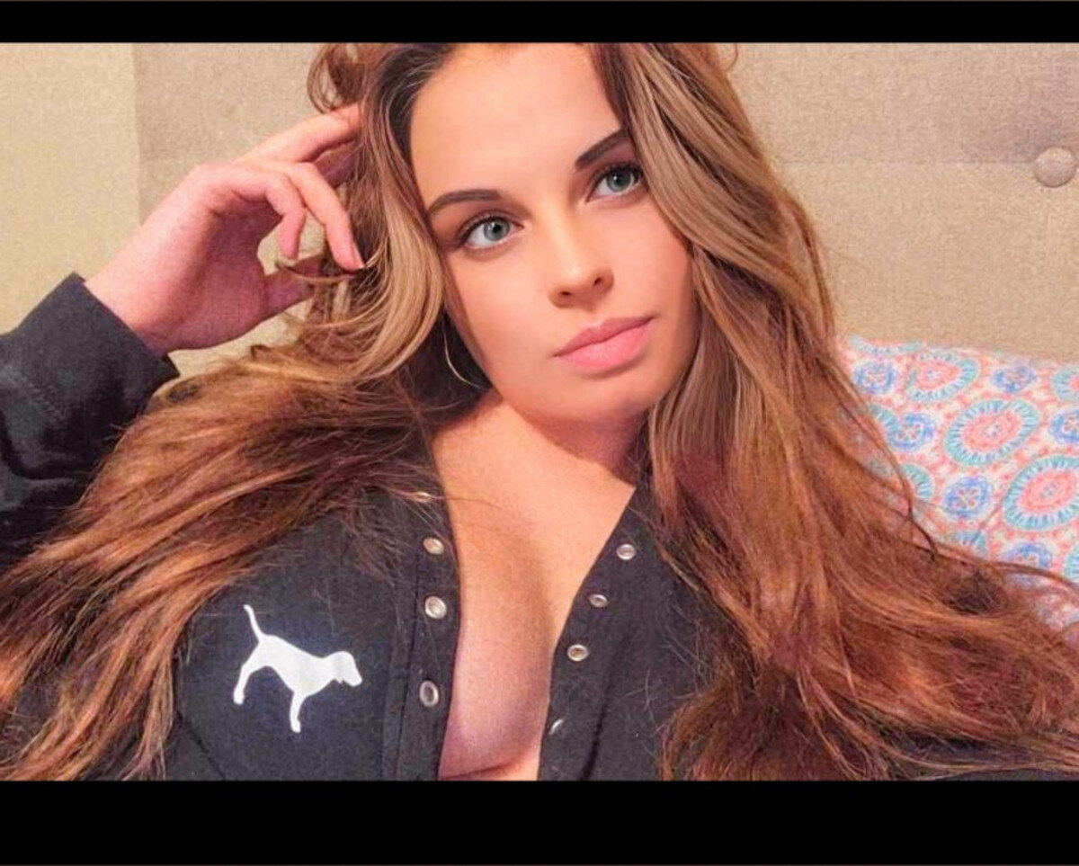 Naughtygirl5421 (@naughtygirl5421), OnlyFans creator