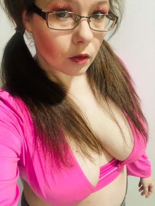 Naughtynatalie1988x (@naughtynatalie1988x), OnlyFans creator