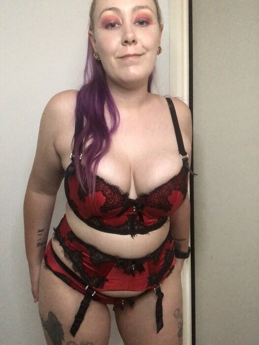 Nerdybutsweet (@nerdybutsweet), OnlyFans creator