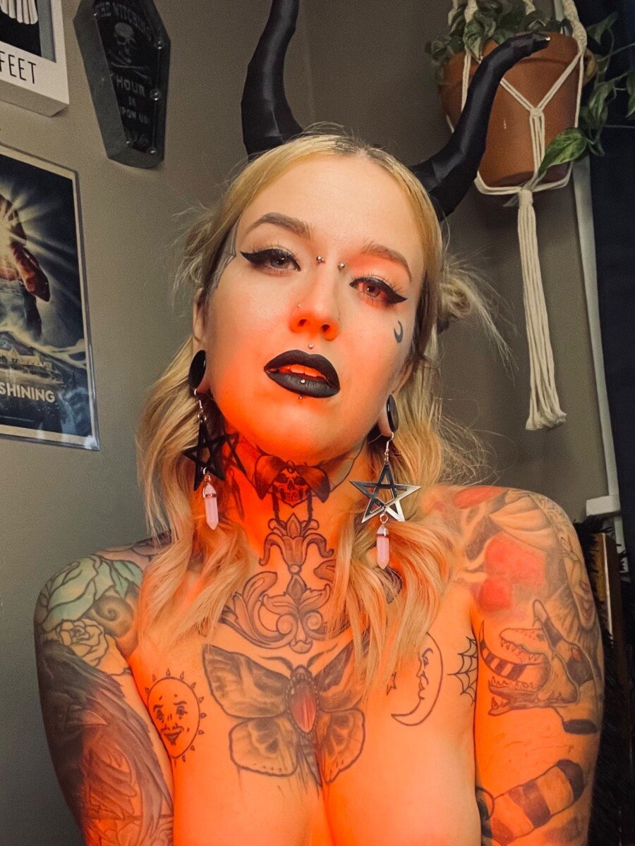 Nikkinoctis (@nikkinoctis), OnlyFans creator