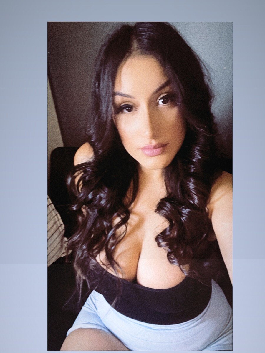 Parisluv100 (@parisluv100), OnlyFans creator