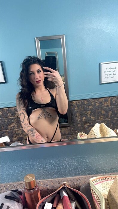 Petitequeeeen (@petite_queeeen), OnlyFans creator
