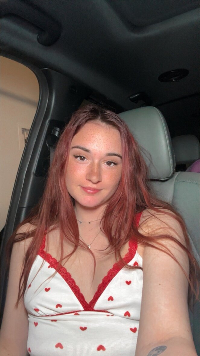 Petitebby22 (@petitebby22), OnlyFans creator
