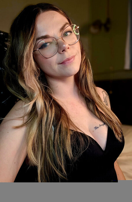 Petitedanii (@petitedanii), OnlyFans creator