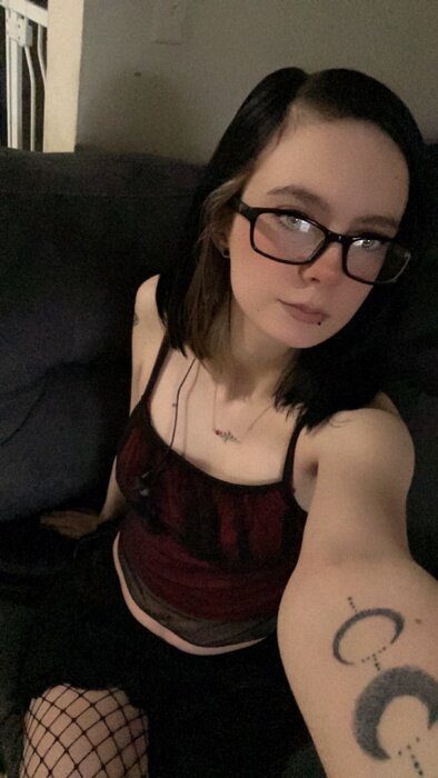 Petiteemo049 (@petiteemo049), OnlyFans creator
