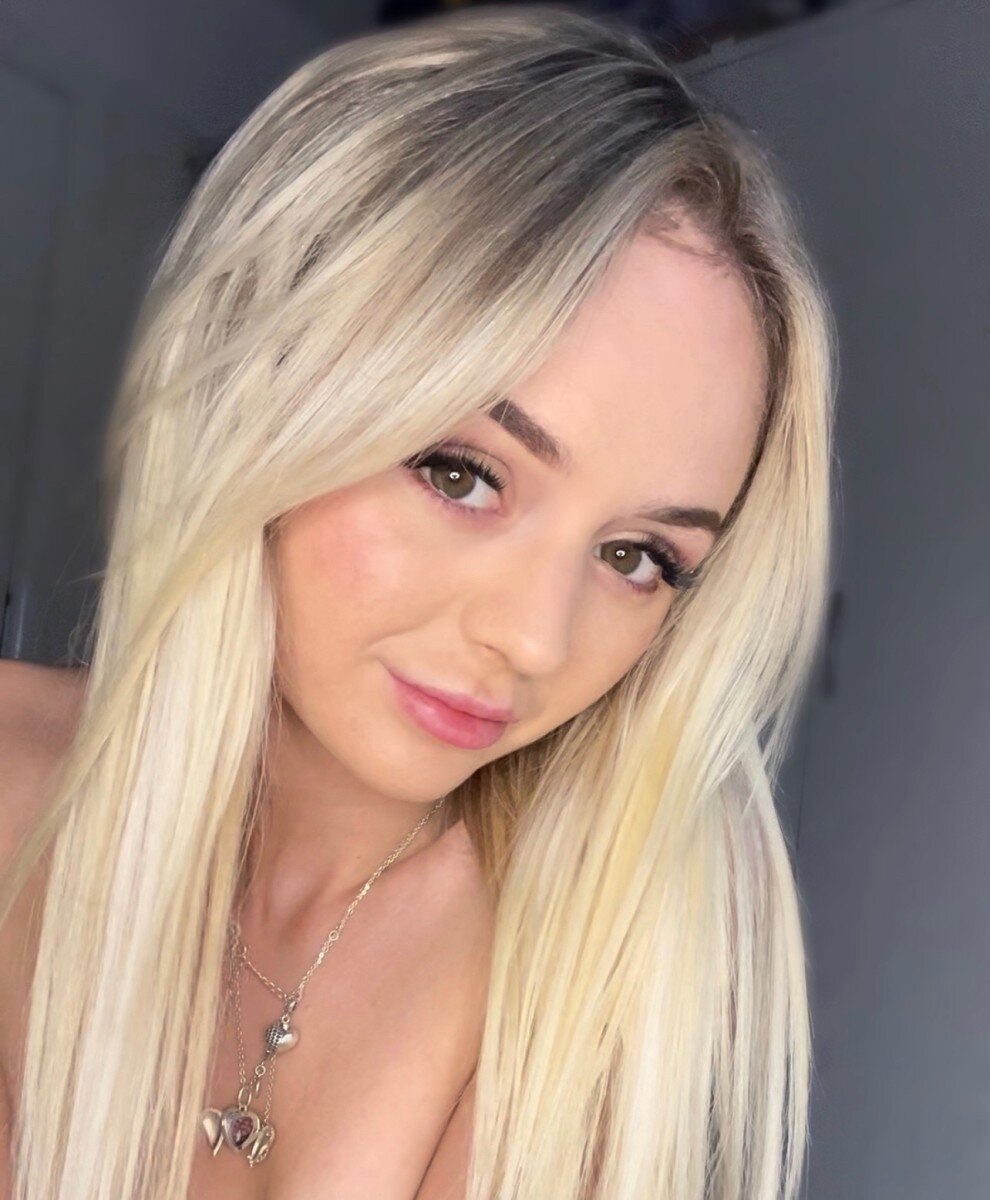 Petitegirlxo1 (@petitegirl_xo1), OnlyFans creator