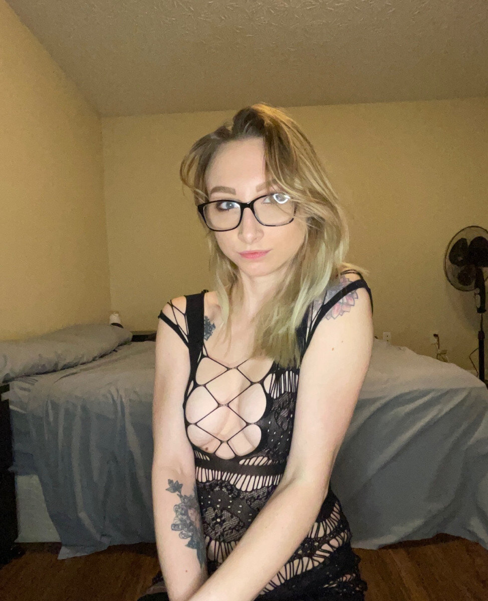 Petitehousewife1 (@petitehousewife1), OnlyFans creator