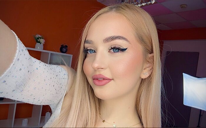 Petitelysa (@petitelysa), OnlyFans creator