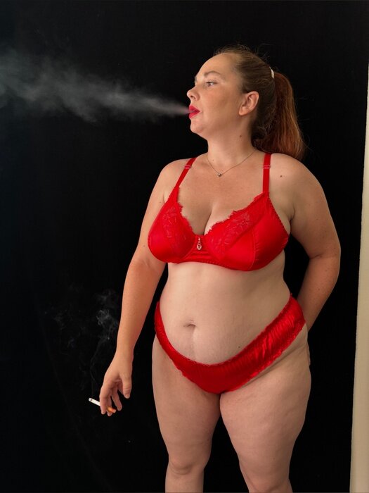 Phoebesmokes (@phoebesmokes), OnlyFans creator