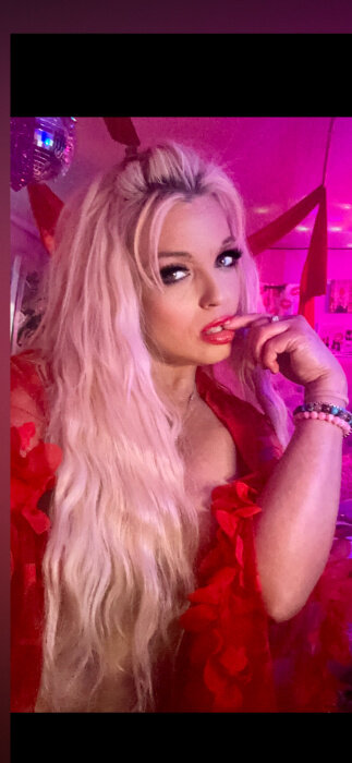 Pinkbombshellbarbie (@pinkbombshellbarbie), OnlyFans creator