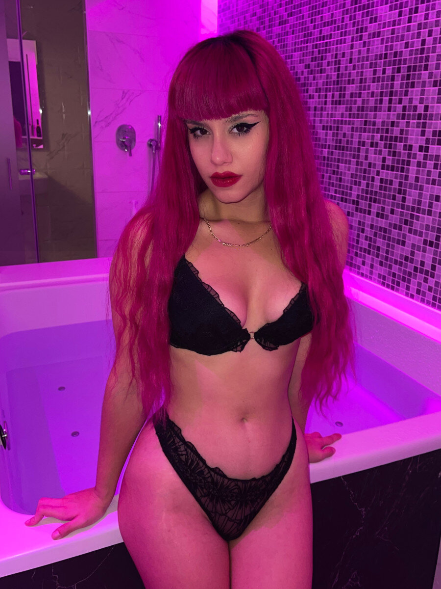 Pinkcharlotte (@pinkcharlotte), OnlyFans creator