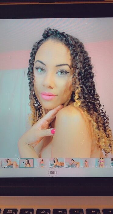 Pinklipzxo (@pinklipz_xo), OnlyFans creator