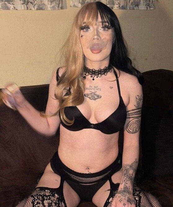 Pinkpussybrat420 (@pinkpussybrat420), OnlyFans creator