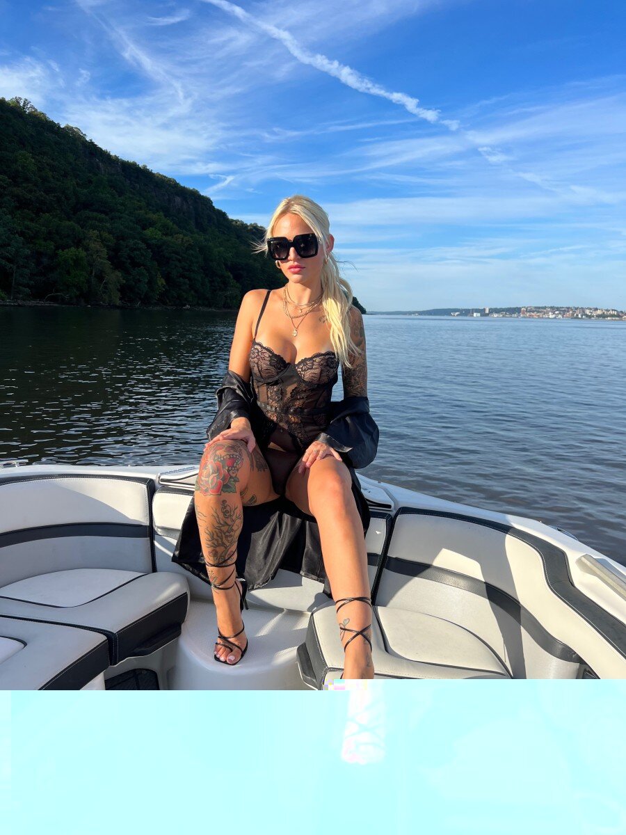 Punchyblondeesub (@punchyblondeesub), OnlyFans creator