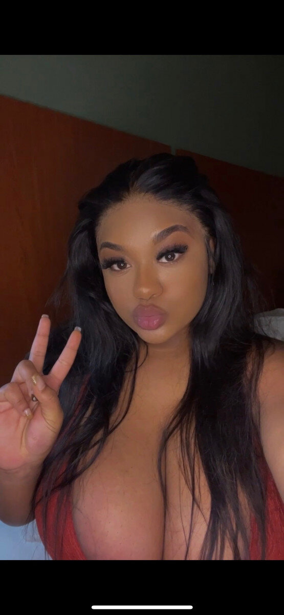 Queenangelax3 (@queenangelax3), OnlyFans creator