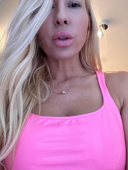 Queenbea11 (@queenbea11), OnlyFans creator