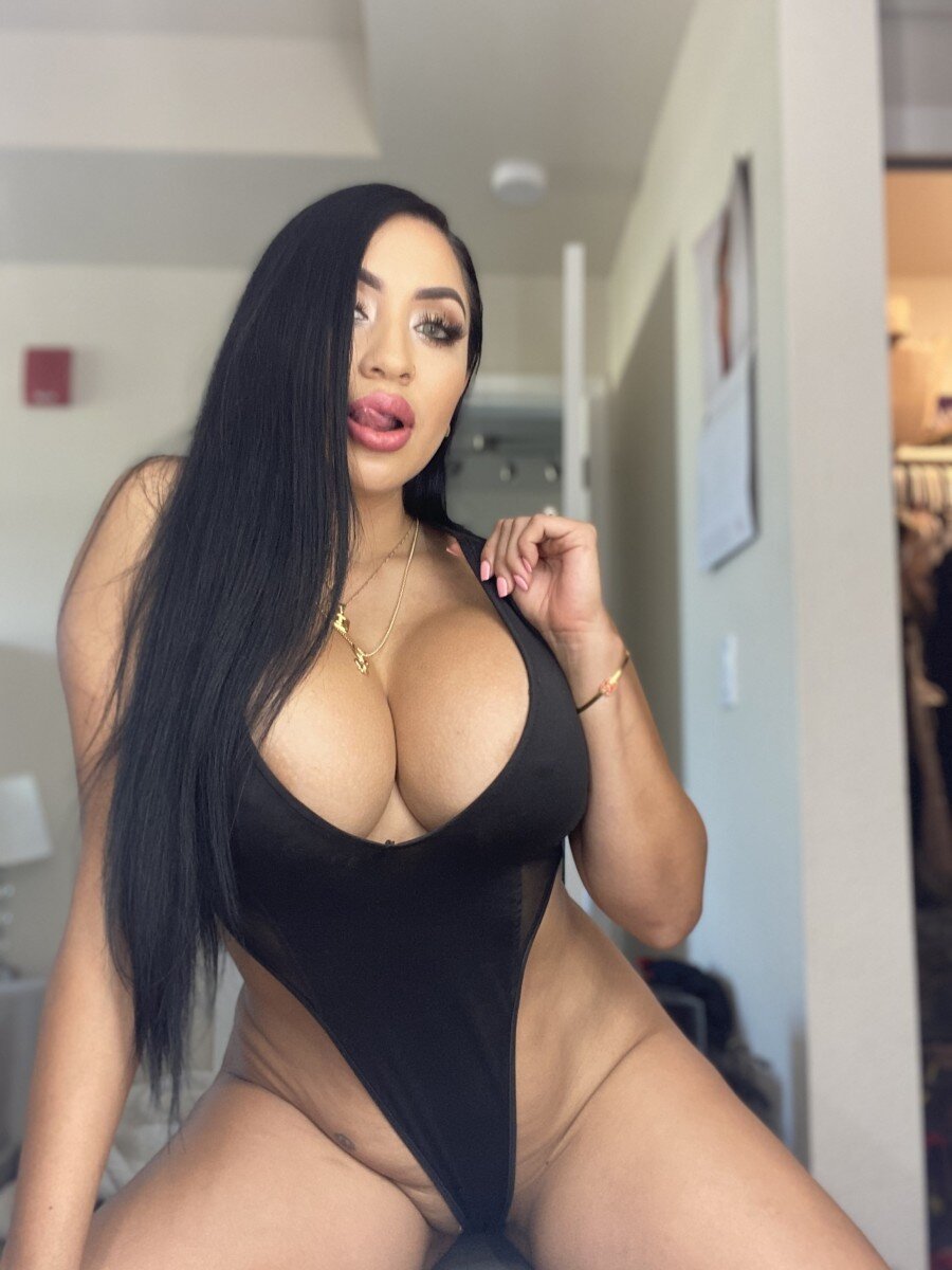 Queenbeeortega (@queenbeeortega), OnlyFans creator
