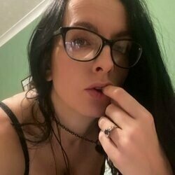 Ravenhairedsub (@ravenhaired_sub), OnlyFans creator