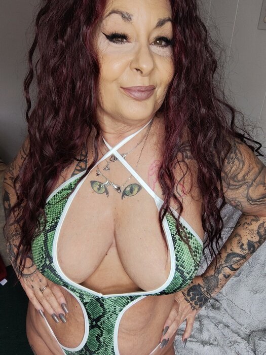 Redheadedbustykat (@redheadedbustykat), OnlyFans creator