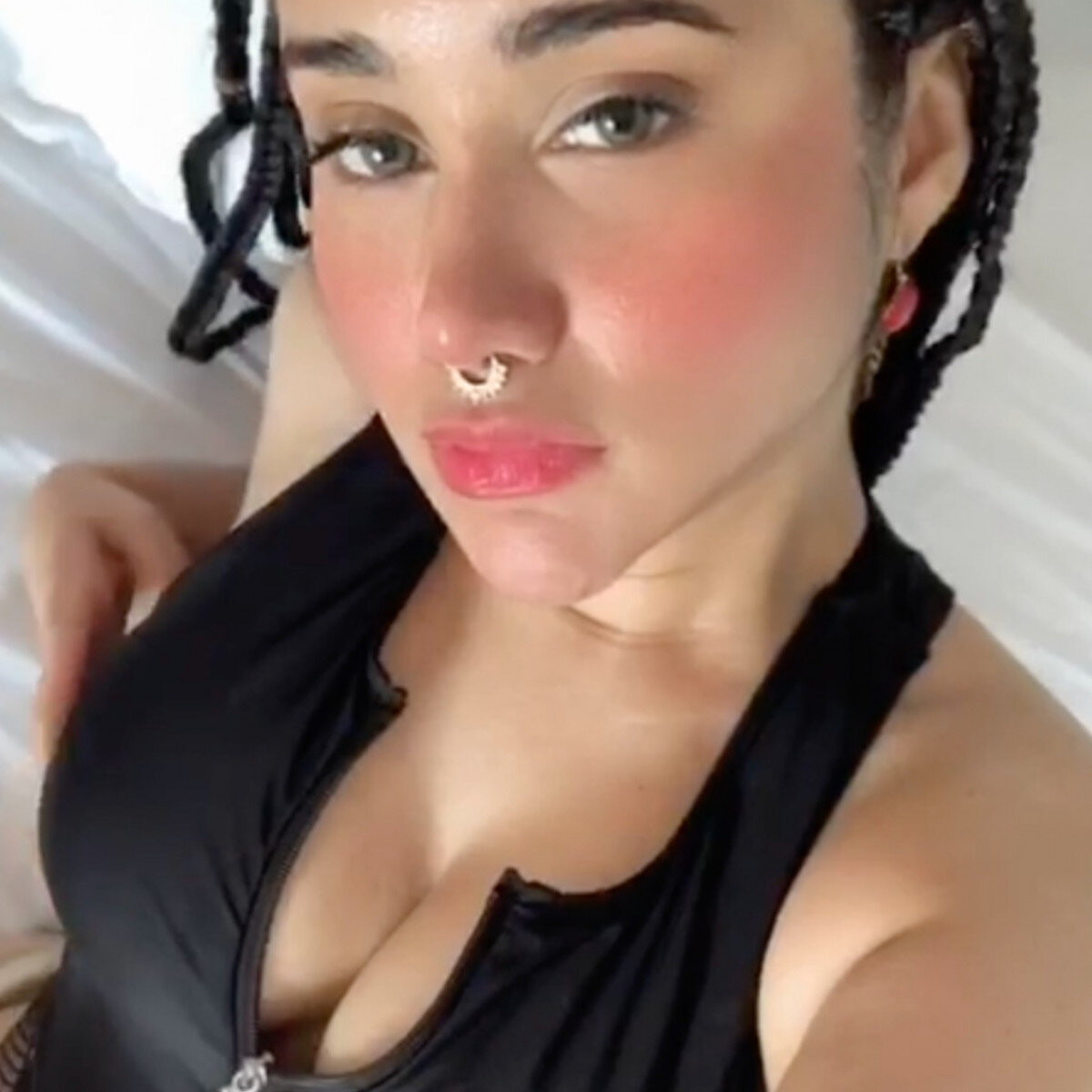 Redvelvetdoll (@redvelvetdoll), OnlyFans creator