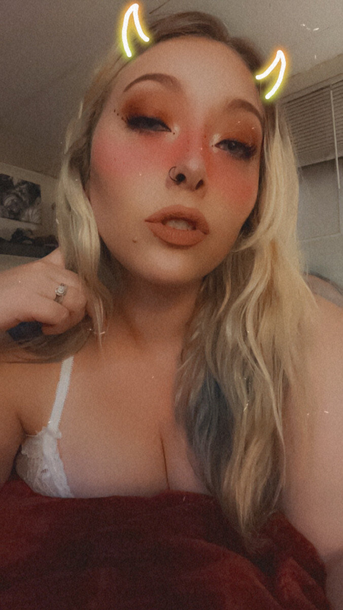 Roxxifae (@roxxifae), OnlyFans creator