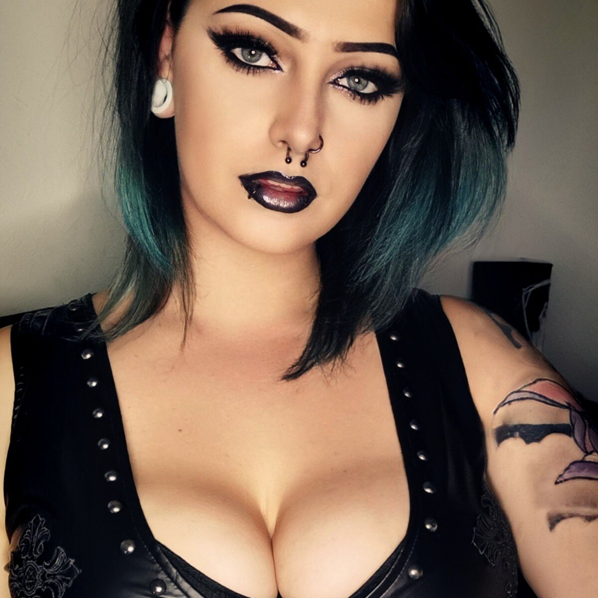 Sexmetalbarbie996 (@sexmetalbarbie996), OnlyFans creator
