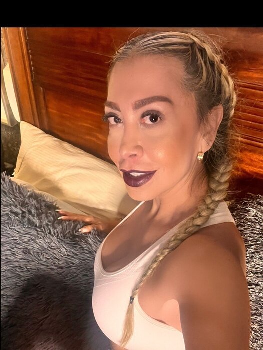 Evelyna (@sexychichis), OnlyFans creator