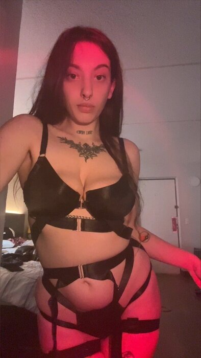Shytheshowergrl (@shytheshowergrl), OnlyFans creator