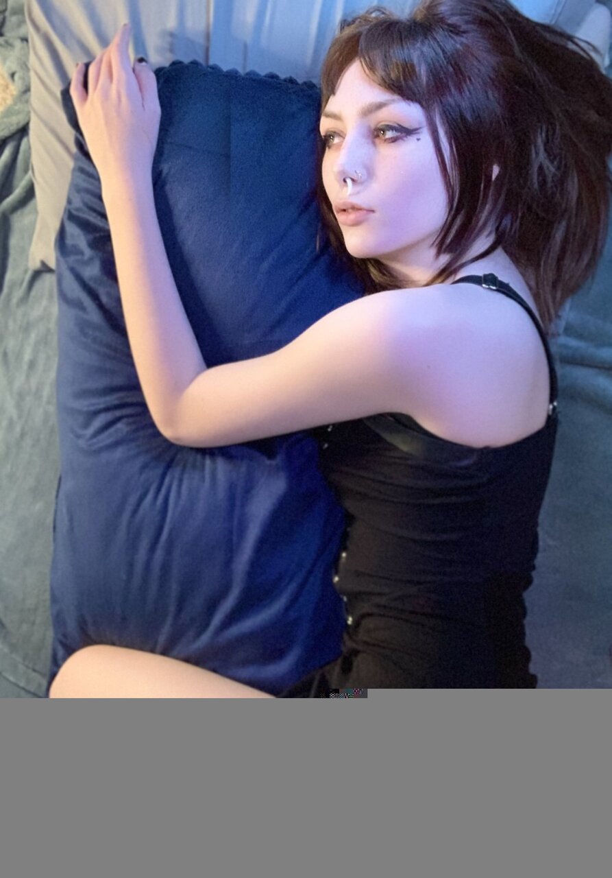 alyx (@sillywulf), OnlyFans creator