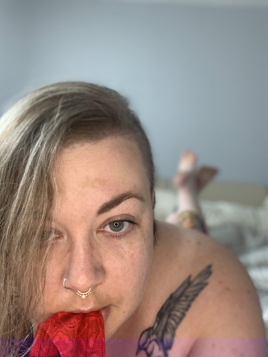 Singleservinggirlfriend (@singleservinggirlfriend), OnlyFans creator