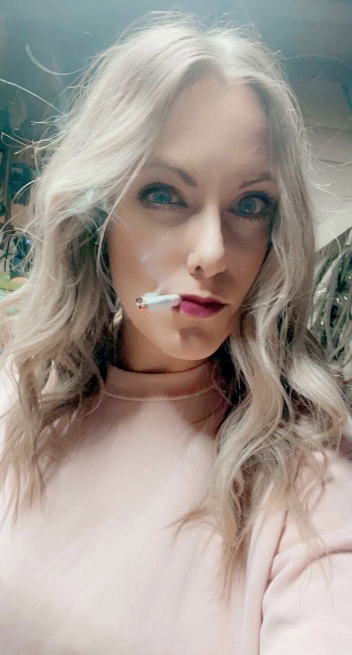 Smokingdarling (@smokingdarling), OnlyFans creator